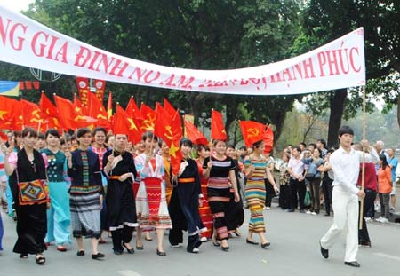 ການເຄື່ອນໄຫວຕອບສະໜອງປີຄອບຄົວຫວຽດນາມ ແລະ ສະເຫຼີມສະຫຼອງວັນຄອບຄົວຫວຽດນນາມ